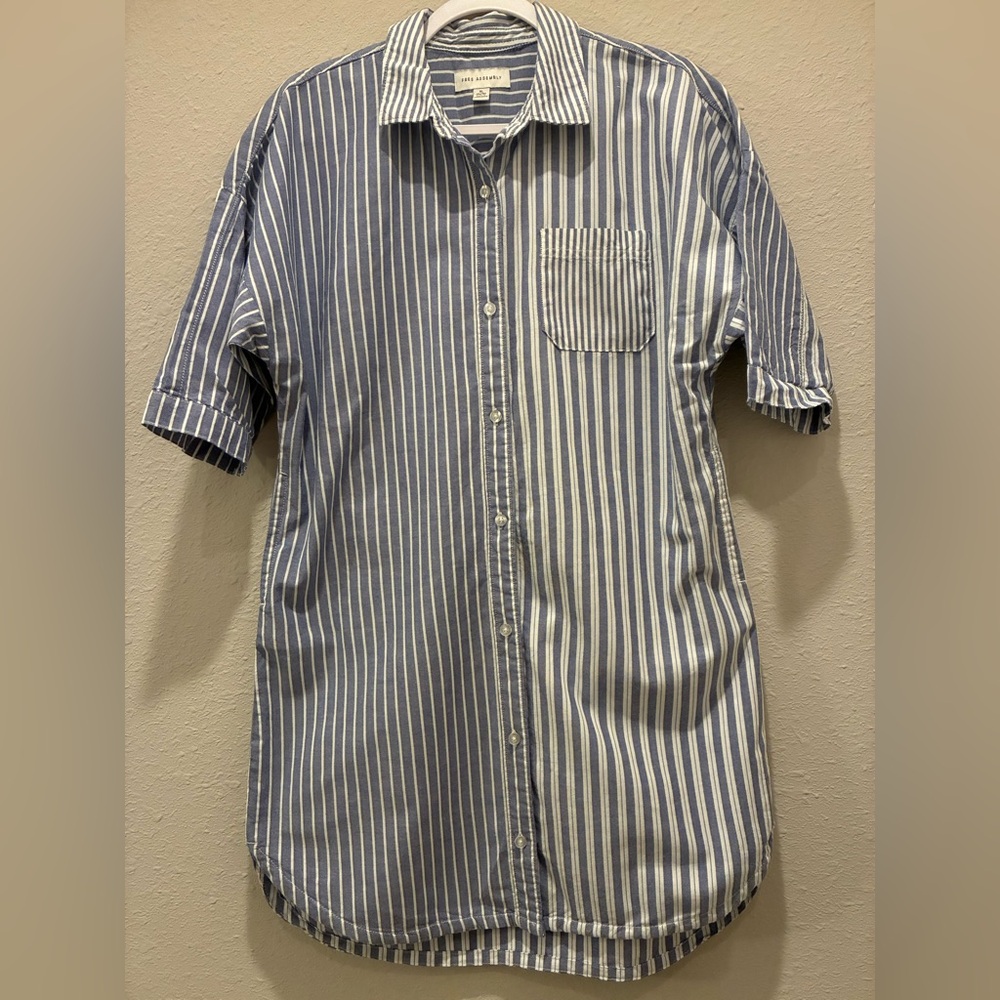 Free Assembly Oversized Fit Dress Shirt Button Up Classic Blue and White Striped